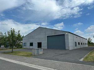 Te huur: ruime loods met voorzieningen in Westrozebeke - 2500 euro/maand