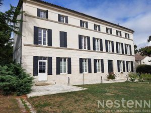 Maison bourgeoise d'exception  entièrement rénovée à vendre au CHAY à 20 minutes de Royan.