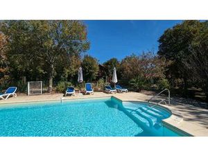 Spacieux chalet en bois de 3 chambres situé sur le terrain de golf près de Sarlat