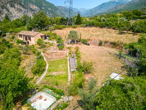 Maison 3 pièces avec jardin de 1975m² – Clans (Route des Liuras)