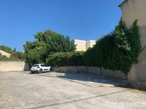 Emplacement de parking extérieur