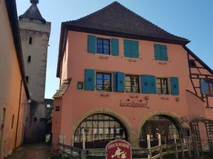 Restaurant avec terrasse et cave voûtée à louer ou à acheter