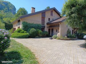 Grande propriété familiale ou 2 gites/ habitations sur son parc arboré