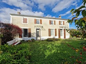 Maison à vendre 5 pièces proche de SURGERES (17) dépendances et terrain 6 800 m²