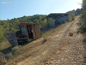 Poulailler 83m2 + Batiment de stockage 83m2 et un forage. Terrain 2 6 ha