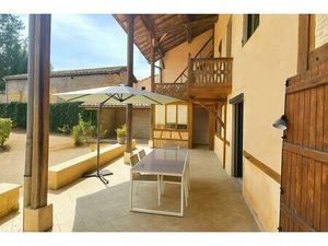 Charmante maison de ville de 200 m2 à vendre à Bâgé-Dommartin