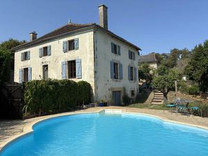 Grande maison de village rénovée avec de belles vues et une piscine !