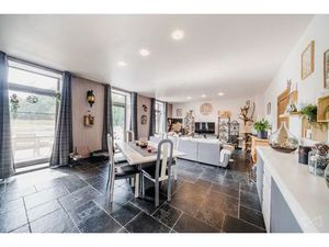 Appartement récent 2 ch. avec grande terrasse et garage!