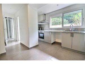 LES PENNES MIRABEAU À vendre : Appartement 2 pièces de 66 m² avec cours extérieur