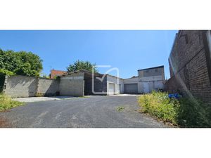 Immeuble dont hangar et garages de 194 m2 sur terrain de 570