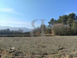 Terrain situé entre village et campagne à Oppède