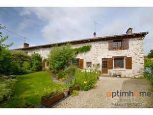 Belle maison en pierre avec grand jardin