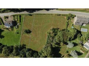 Vaste et verdoyant terrain à bâtir idéalement orienté de 1.3