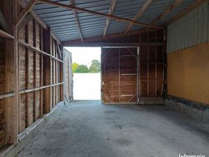 Grand local de stockage accès PL 24/24