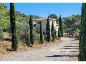 Bastide récente avec piscine et grand terrain paysagé de 3800 m²  sans vis-à-vis.