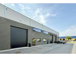 Ingerichte KMO-unit met burelen en magazijnen