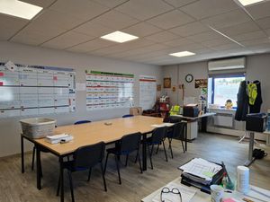 Local professionnel à louer ETUPES 5 pièce(s) 400m2 2 600€/mois HT/HC