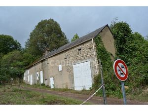 Grange sur terrain constructible de 8267 m2 en partie boisé à CRUX LA VILLE (58330)