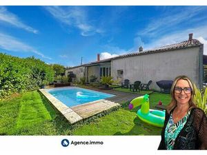Vente maison 8 pièces 234 m² Saint-Bonnet-sur-Gironde (17150)