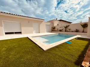 Villa 4 pièce(s) 90m2  Piscine  local piscine  garage sur parcelle de 361m²