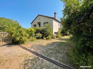 Maison 3 pièces 70 m2  2 chambres  garages  sur grand terrain  proche Alès