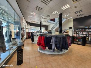 Local commercial 242 m²