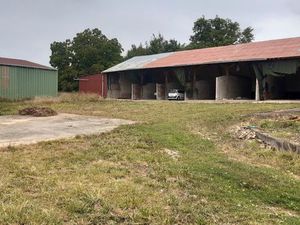 Emplacements camping car ou stockage dans corps de ferme