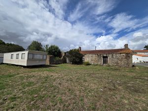 LONGERE A RENOVER ET TERRAIN CONSTRUCTIBLE