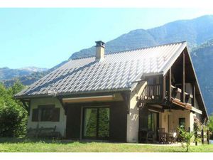 Chalet de 4 chambres ou vente à Bourg d’Oisans à quelques pas du centre (A) (Ap)