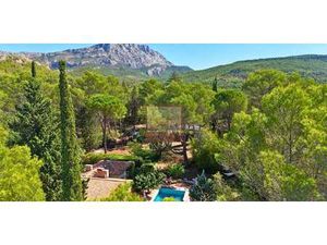 Propriété avec piscine et jardin Le Tholonet (13)