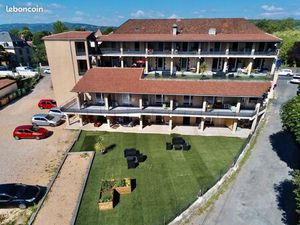 Appartement T2 meublé réservé aux SENIOR UNIQUEMENT - centre Bretenoux - vue Ile de la Bou