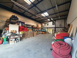 A LOUER - May Transac vous propose un Local d'activité de 391m² avec bureaux d'accompagnem