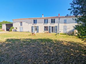 Maison à vendre 6 pièces proche de SURGERES (17)- Dépendances et terrain 3 900 m²