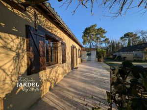 GRANDE MAISON IMPLANTEE SUR GRANDE PARCELLE