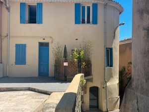 Appartement Carnoules de 60 m2 vue dégagée sur une petite place pittoresque