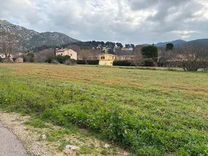 Vente terrain 1200 m² à Méounes-lès-Montrieux (83136)  185 000 €