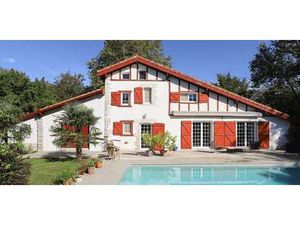 Maison contemporaine avec piscine et jardin Urt (64)