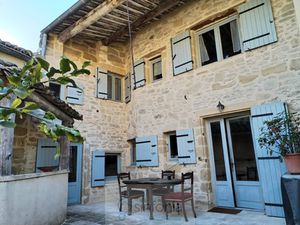 Maison de village du 19ème siècle - 200 m2 habitables - Terr