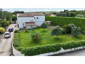 Propriété familiale sur un terrain plat entièrement construc