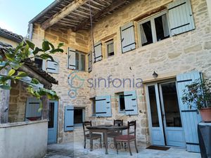 Maison de village du 19ème siècle - 200 m2 habitables - Terr