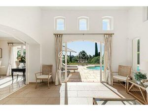 Villa de plain-pied au calme avec piscine et grand garage