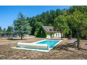 Un domaine au coeur de la nature  entre forêt et rivière