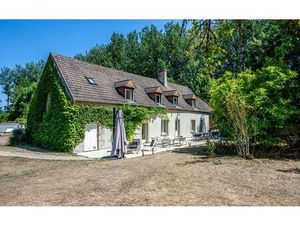 Un domaine au coeur de la nature  entre forêt et rivière