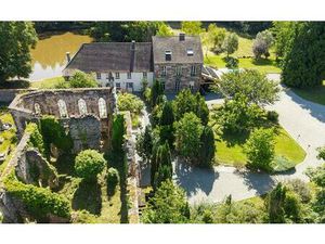 Maison de maître avec gîte et étang à Lure