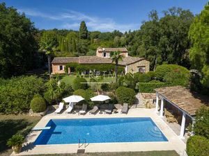 Villa dans une domaine fermé avec tennis  piscine et grand terrain plat