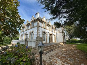 À Vendre - Superbe maison familiale de 260 m² avec parc arboré de 2870 m² et piscine