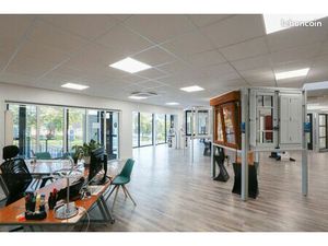 Showroom 330 m² + logistique 850 m² – Aurillac  axe 20 000 véhicules/jour