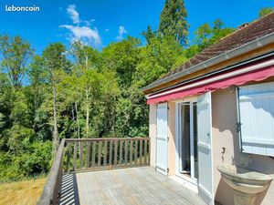 Dans cadre verdoyant  maison récente sur sous-sol complet avec garage  3 chambres
