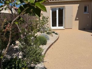 Bureaux neufs avec terrasse  jardin paysagé et parkings  au calme