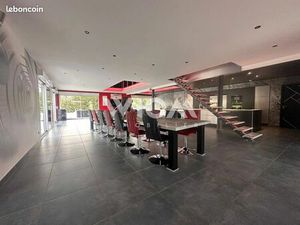 Maison 9 pièces 330 m²